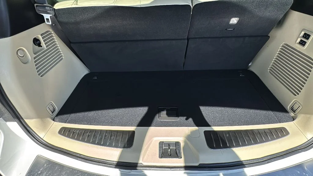 Used 2023 White INFINITI Sensory image 25