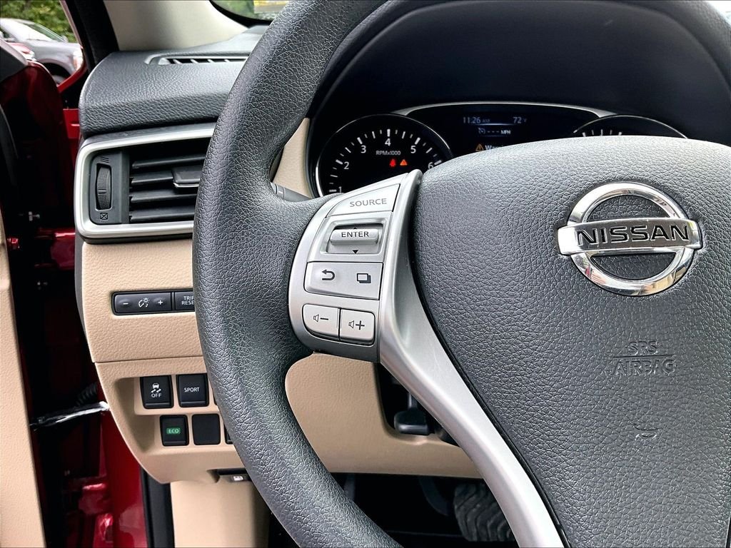 Used 2016 Cayenne Red Nissan SV image 23