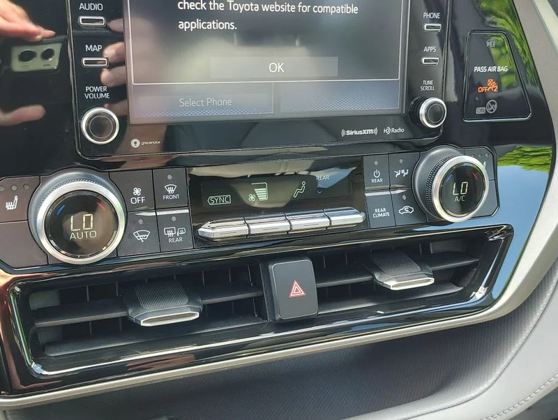 Used 2022 Silver Toyota XLE image 33