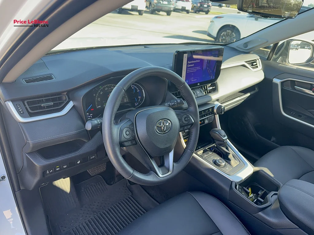 Used 2024  Toyota XLE Premium image 22