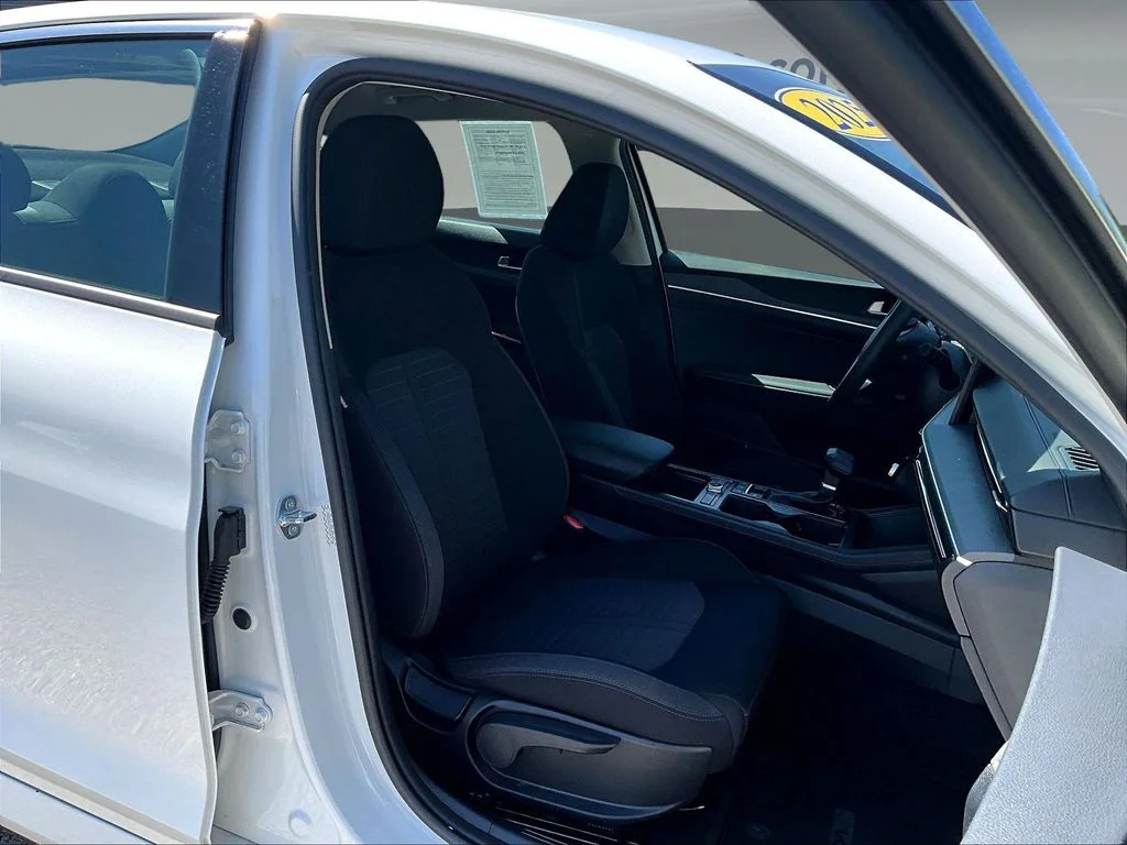 Used 2025 White Kia LXS image 28
