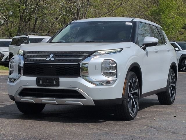 Used 2023  Mitsubishi SE Black Edition image 3