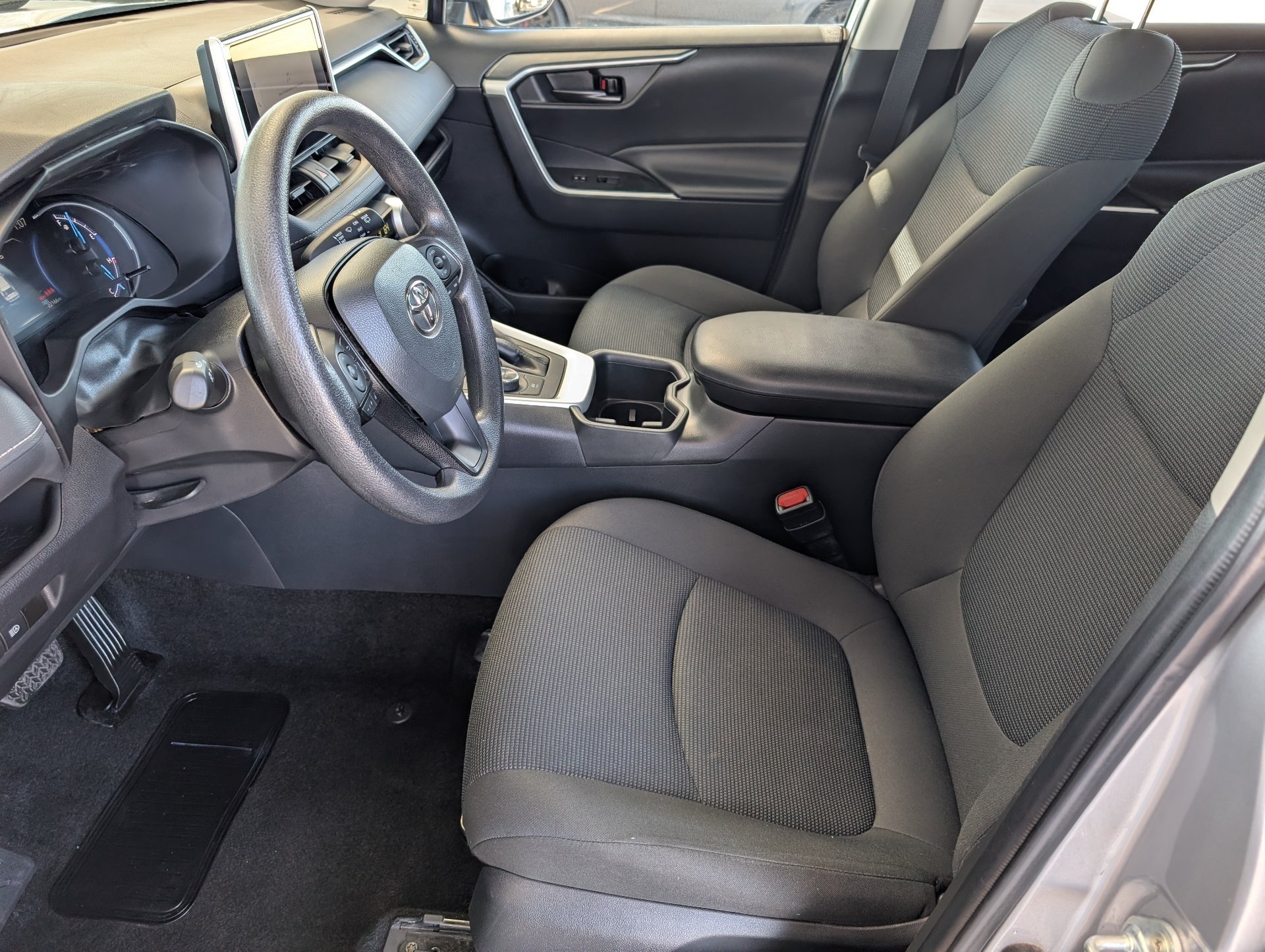 2025 Toyota RAV4 LE - Photo 8