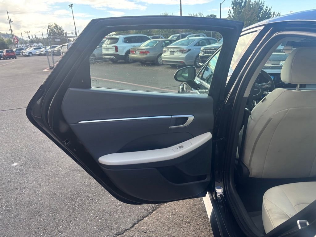 Used 2025 Black Hyundai SEL image 19