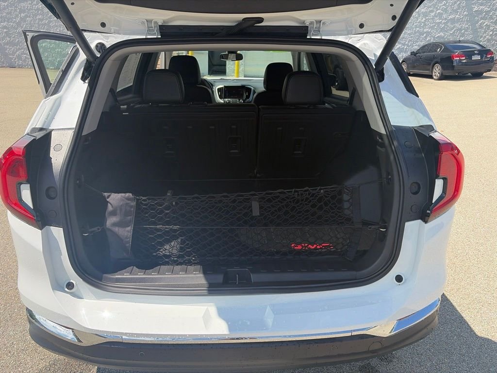 Used 2024 White GMC SLT image 22
