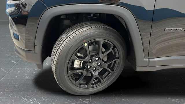 New 2026 Diamond Black Crystal Pearl-Coat Exterior Paint Jeep Latitude image 34