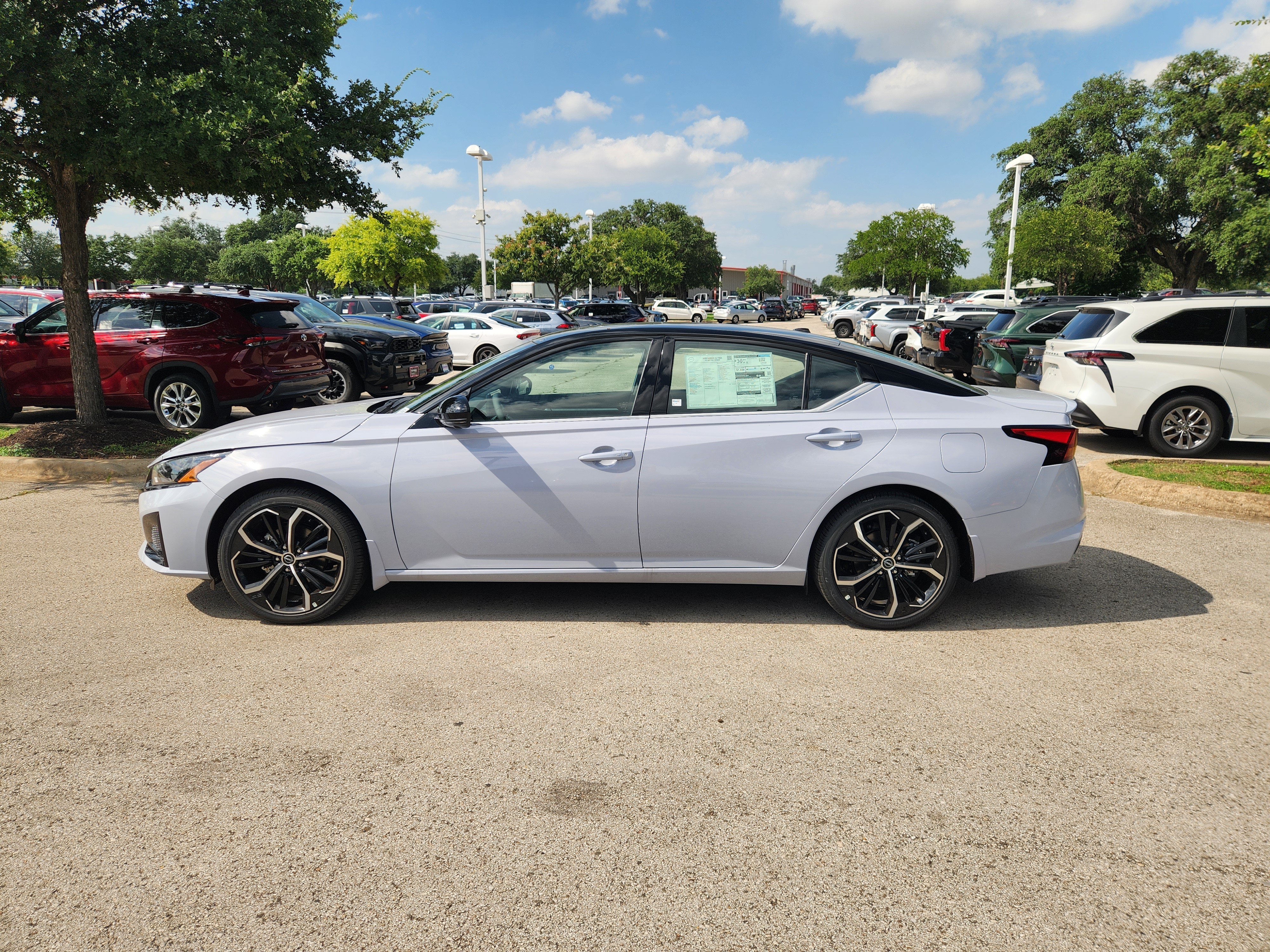 New 2026 Gray Sky Pearl / Super Black Two-tone Nissan SR image 4