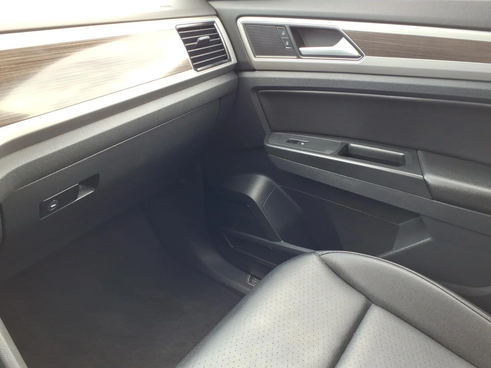 Used 2018 Black Volkswagen V6 SEL 4Motion image 20