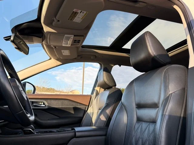 Used 2022 White Nissan Platinum image 24
