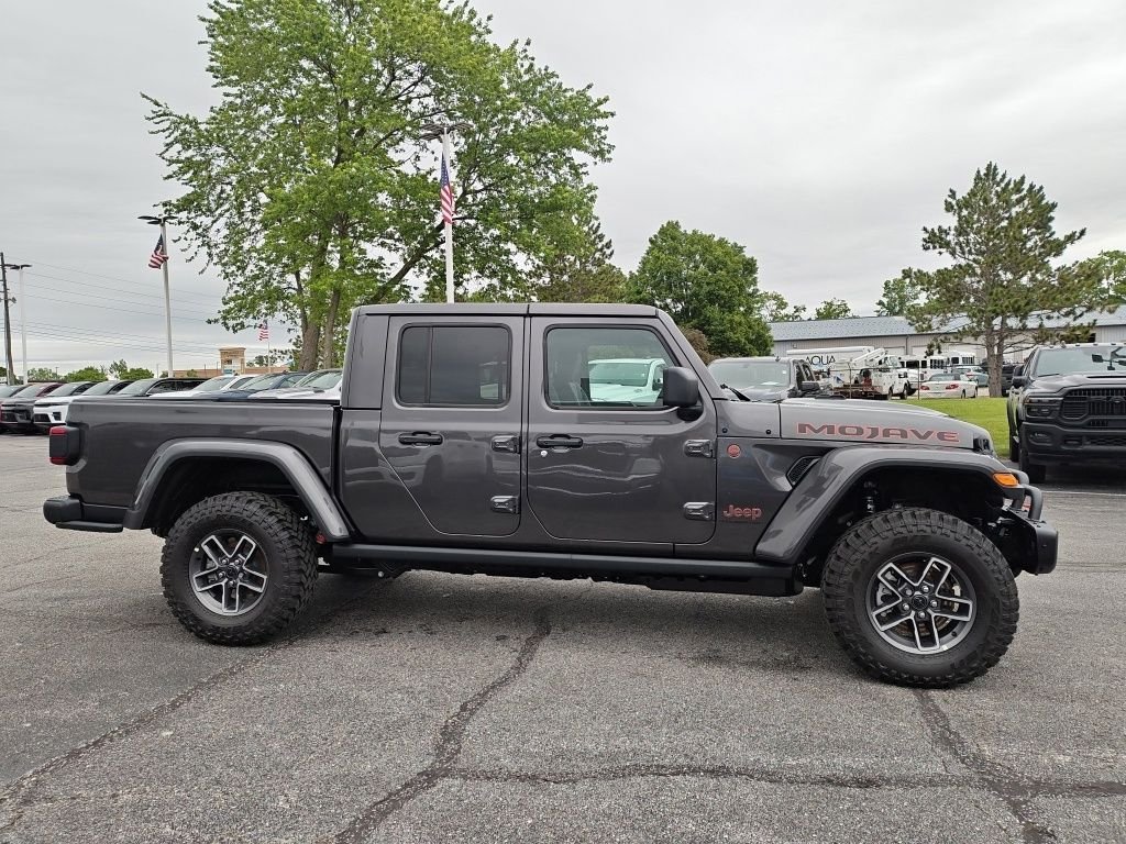 New 2026 Granite Crystal Metallic Clear-Coat Exterior Paint Jeep Mojave X image 6