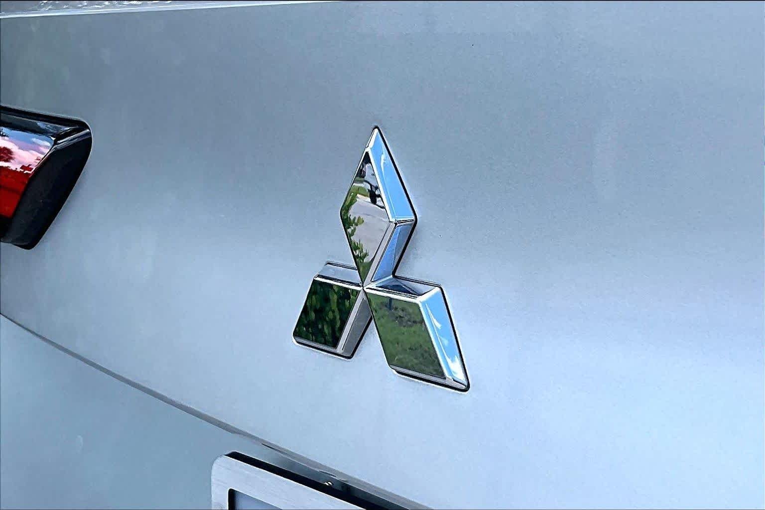 Used 2025 Alloy Silver Metallic/Black Roof Mitsubishi SEL Black Edition image 31
