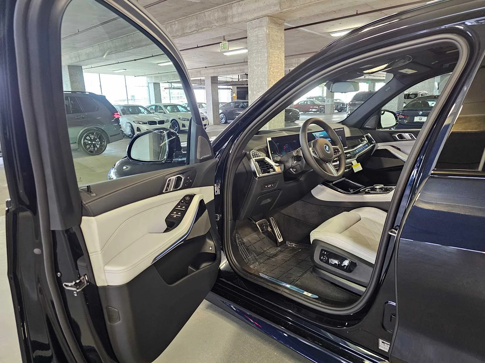 New 2026 Carbon Black Metallic BMW xDrive50e image 29
