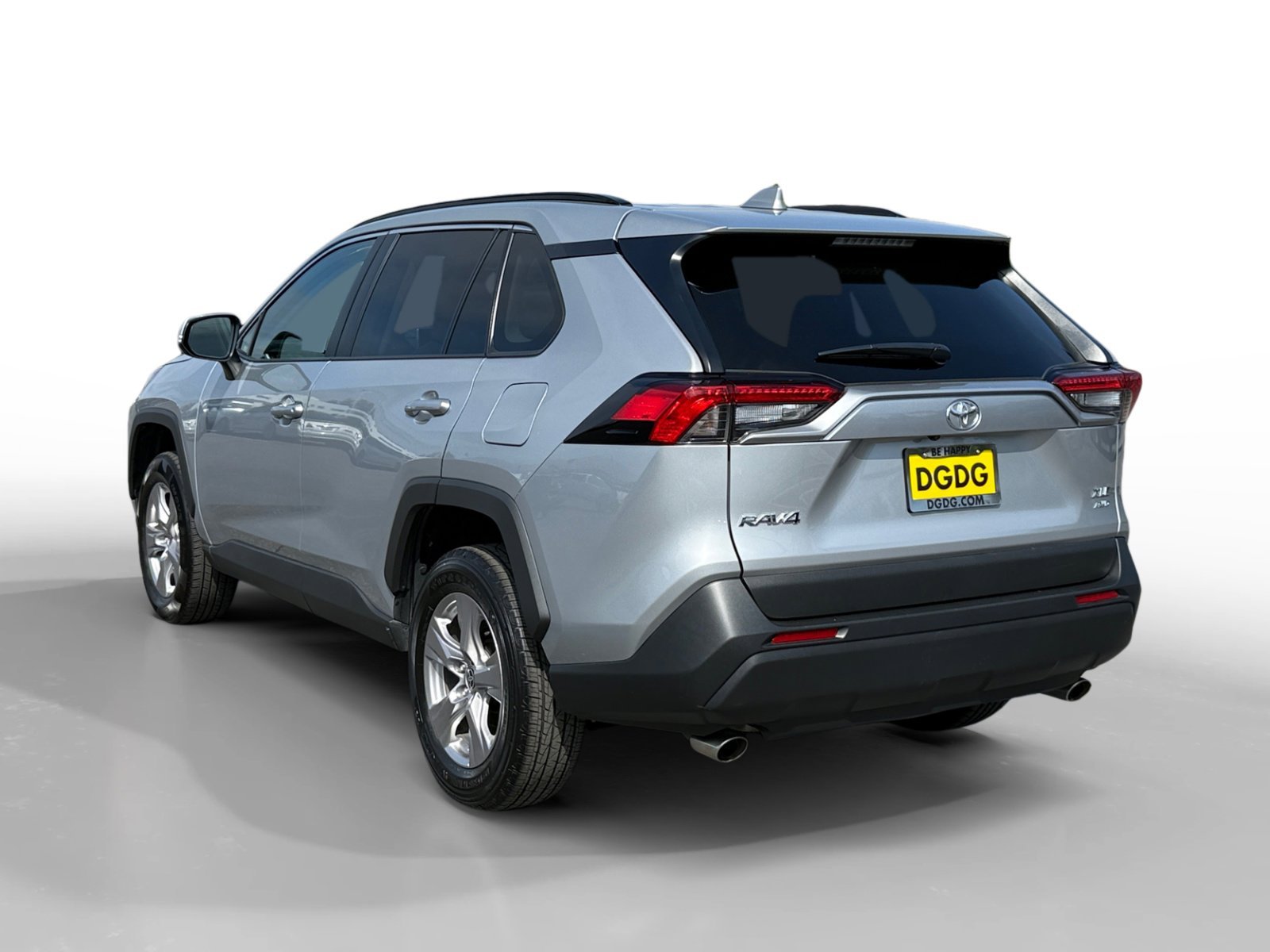 Used 2025 Silver Sky Metallic Toyota XLE image 3