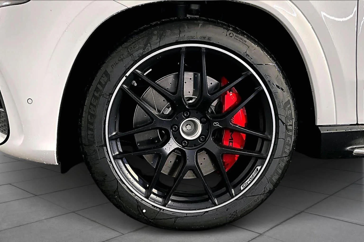 New 2026 MANUFAKTUR Moonlight White Metallic Mercedes-Benz AMG® GLE 63 S image 17