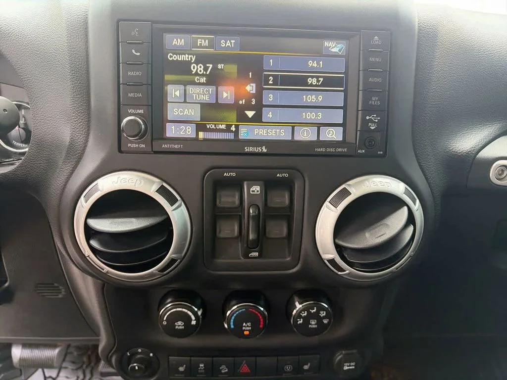 Used 2016 White Jeep Unlimited Rubicon image 17