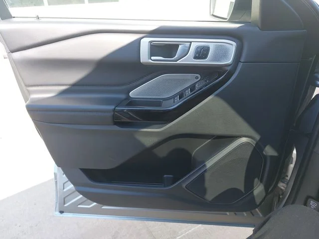 Used 2022 Silver Ford Platinum image 27
