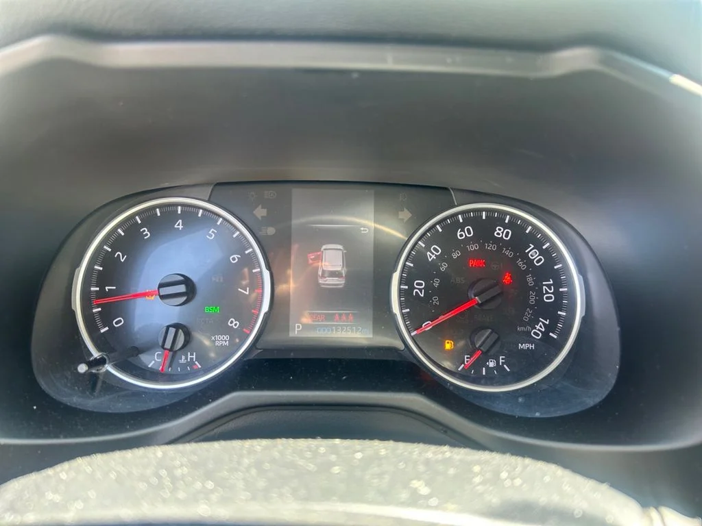 Used 2019 White Toyota LE image 17
