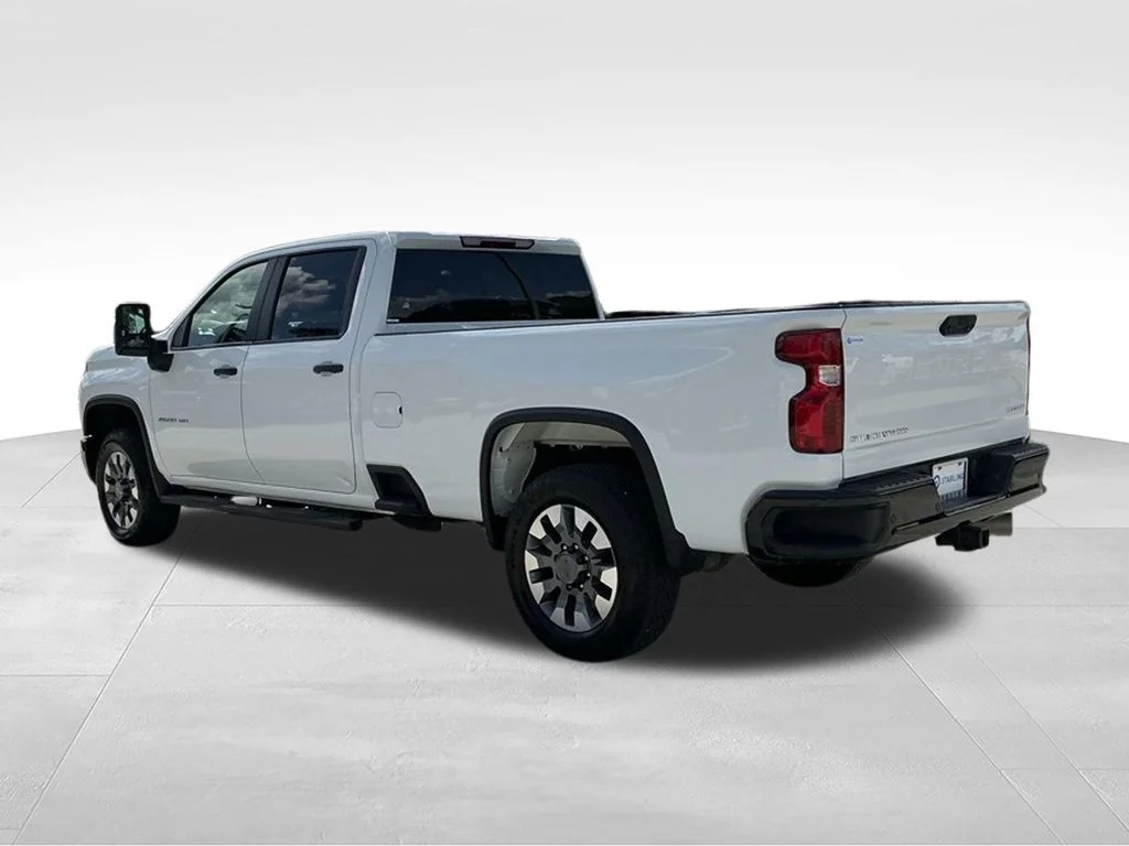 Used 2025 White Chevrolet Custom image 6