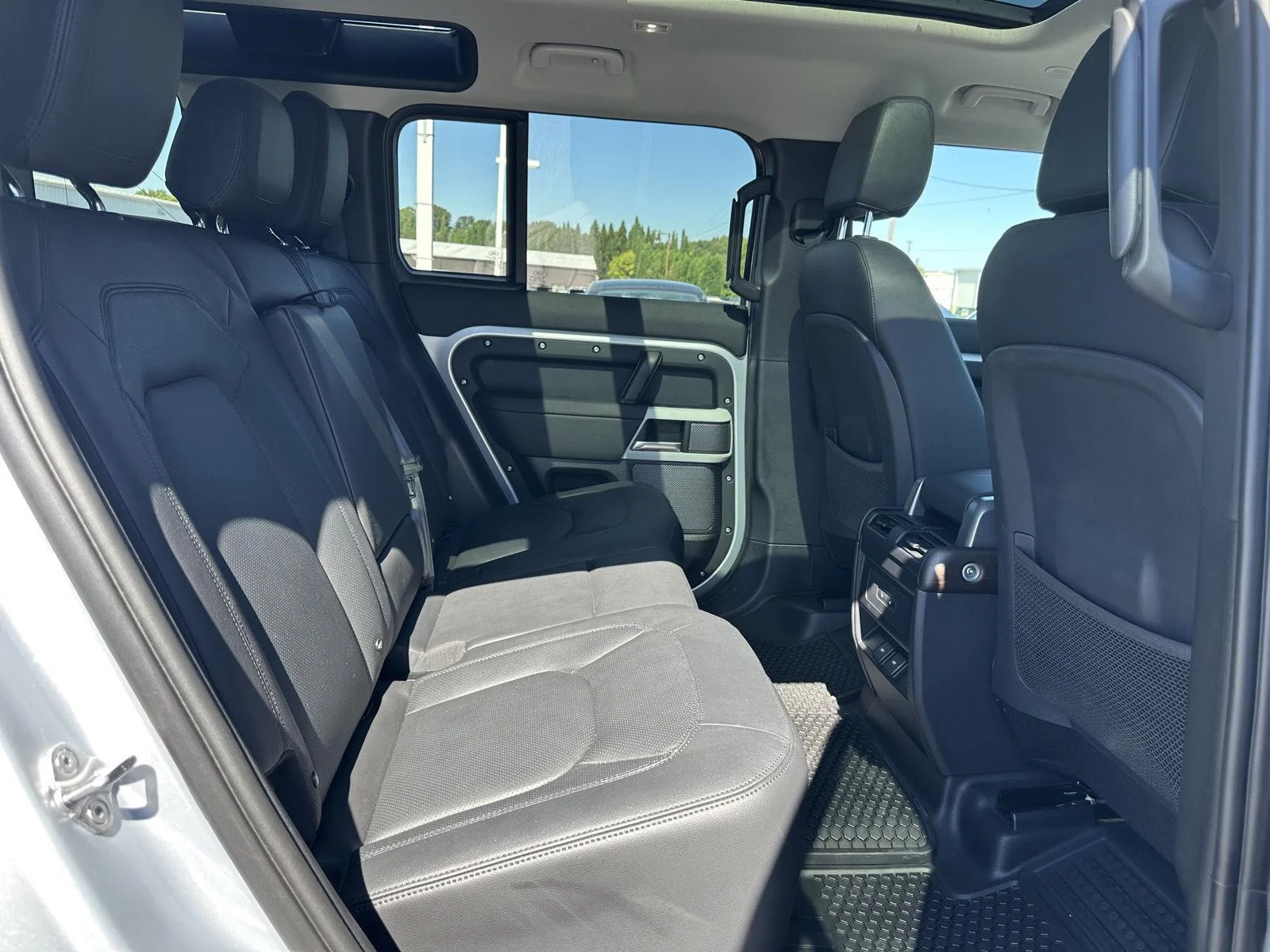 Used 2024 Hakuba Silver Metallic Land Rover S image 20