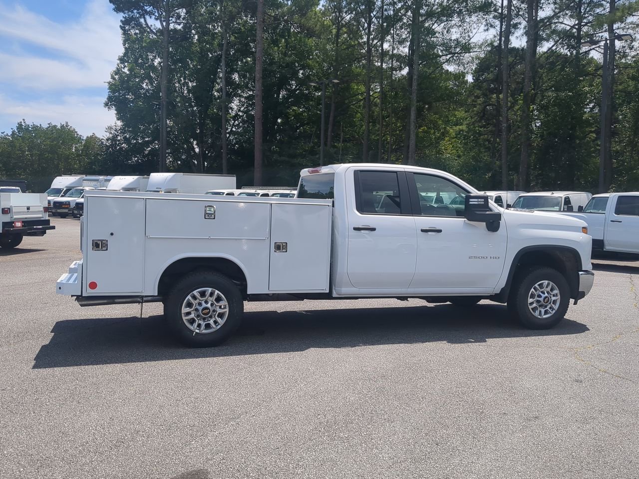 New 2026 Summit White Chevrolet WT image 9