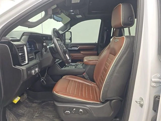 Used 2025  GMC Denali Ultimate image 6