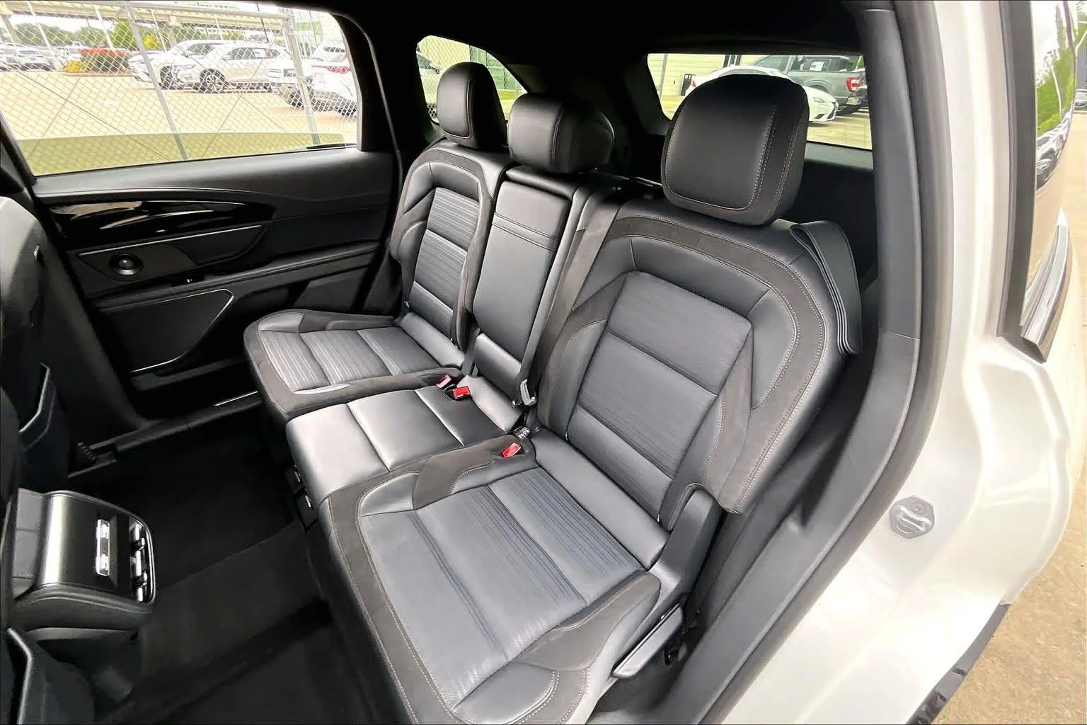 Used 2025 White Platinum Metallic Tri-Coat Lincoln Reserve image 18