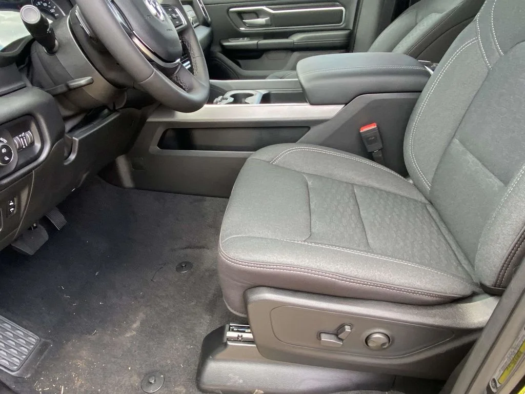 New 2026 Diamond Black Crystal Pearl-Coat Exterior Paint RAM Big Horn/Lone Star image 13