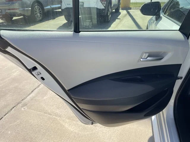 Used 2020 White Toyota LE image 10