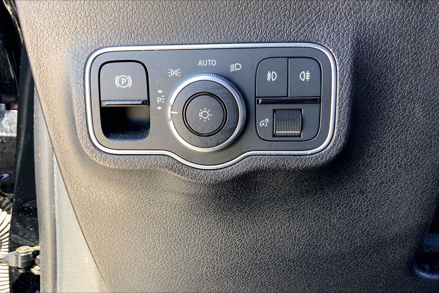 Used 2023 Night Black Mercedes-Benz GLB 250 image 33