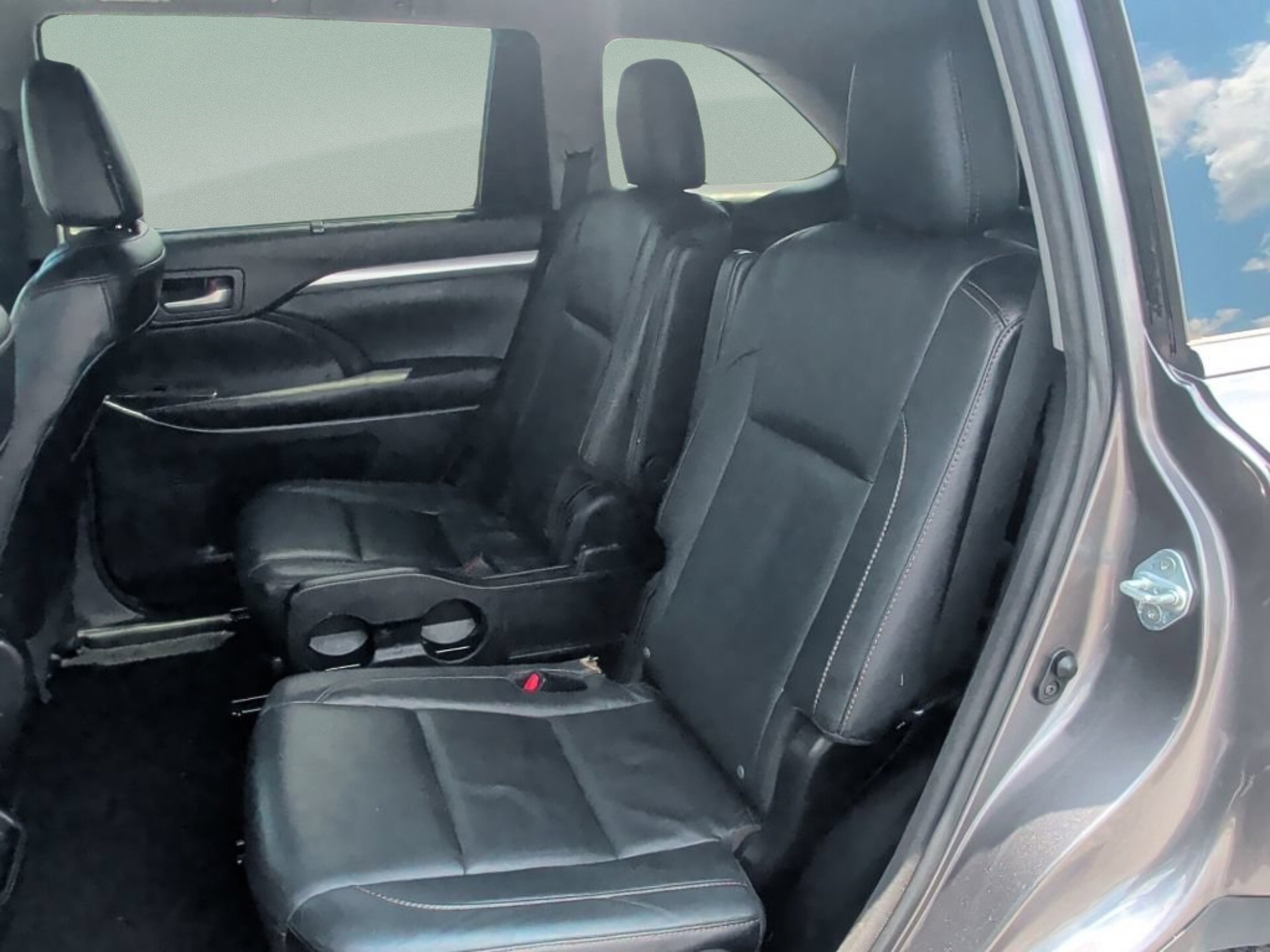 Used 2016 Predawn Gray Mica Toyota XLE image 34