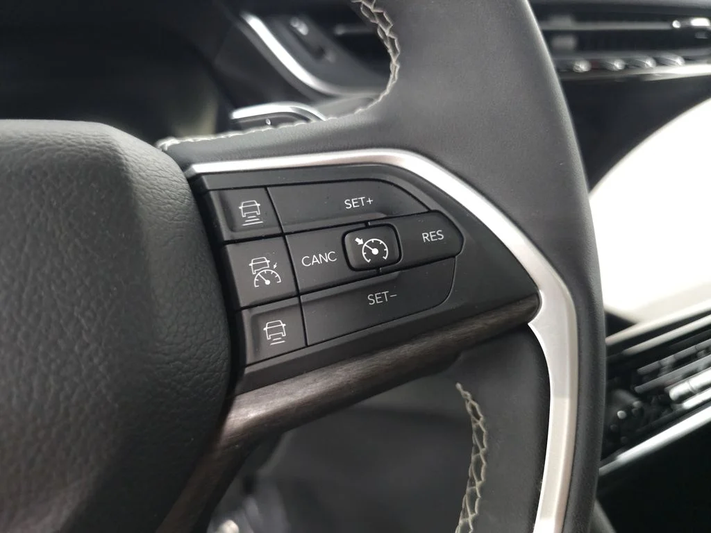Used 2023 Rocky Mountain Pearlcoat Jeep Limited image 12