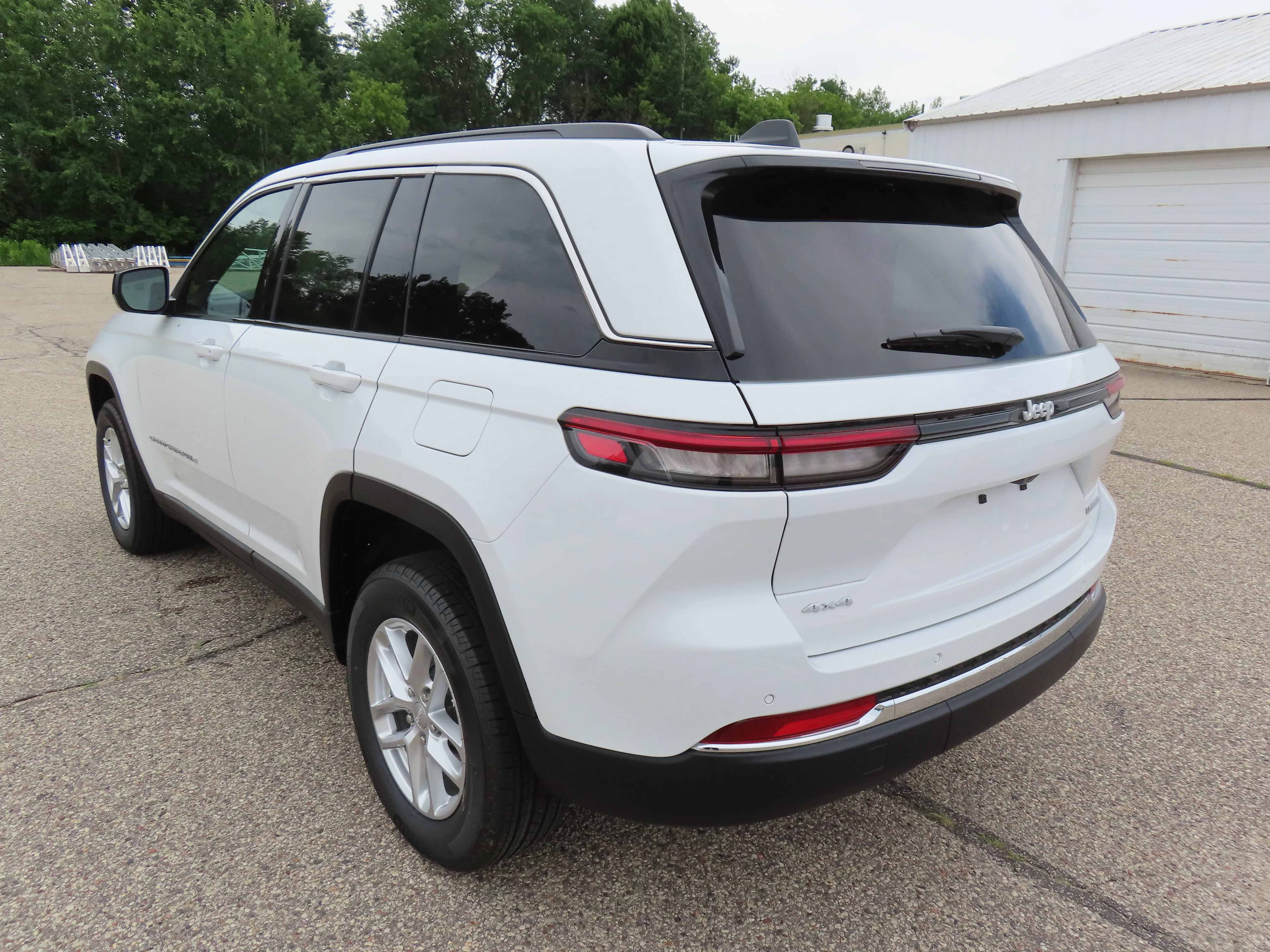 New 2026 Bright White Clear-Coat Exterior Paint Jeep Laredo X image 6