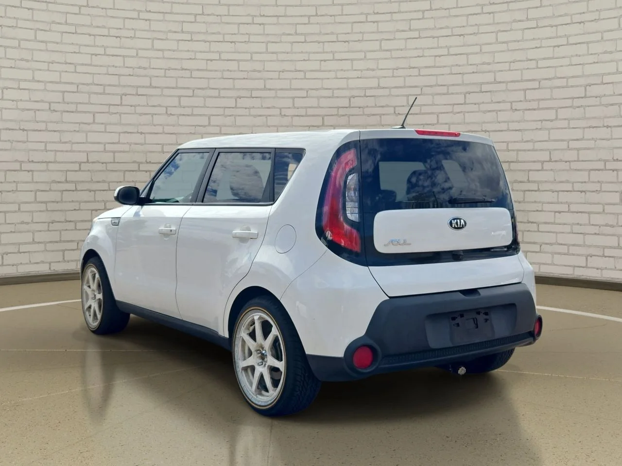 Used 2015 Clear White Kia Plus image 6