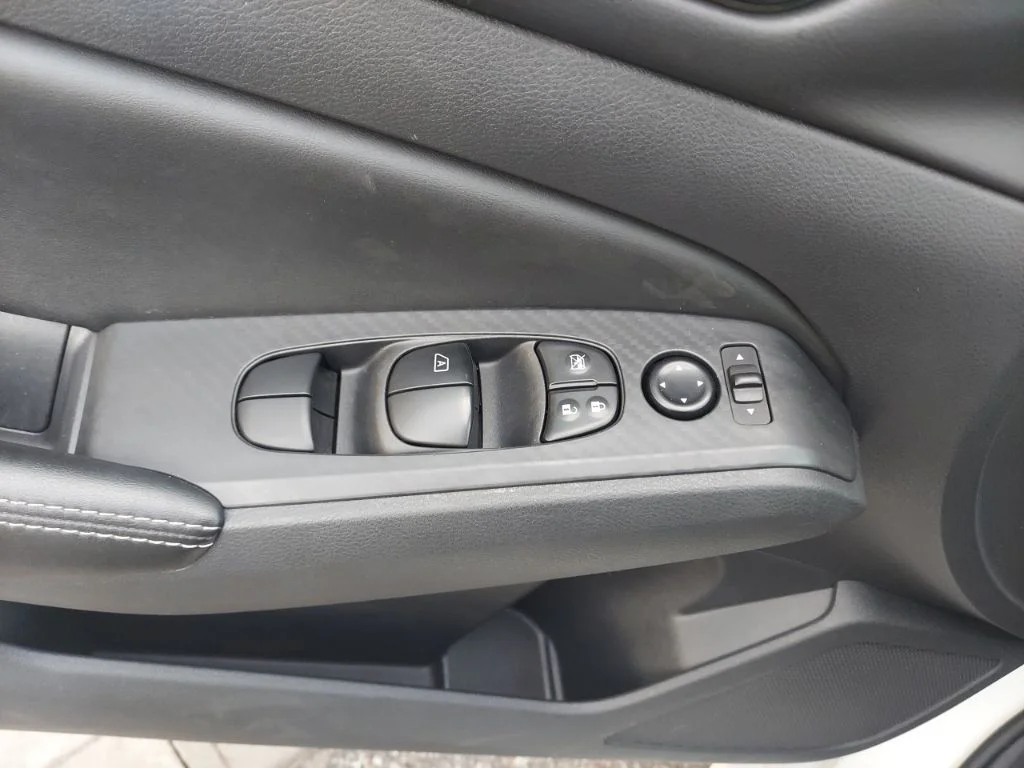 Used 2025 White Nissan 2.5 SV image 16