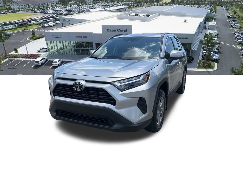Used 2025  Toyota XLE image 4