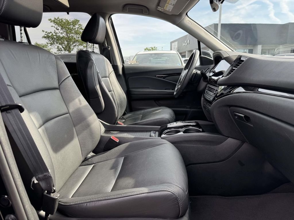 Used 2022 Black Honda Touring image 15