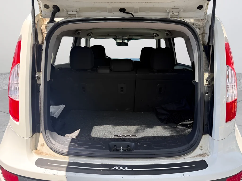 Used 2012 Clear White Kia Plus image 11