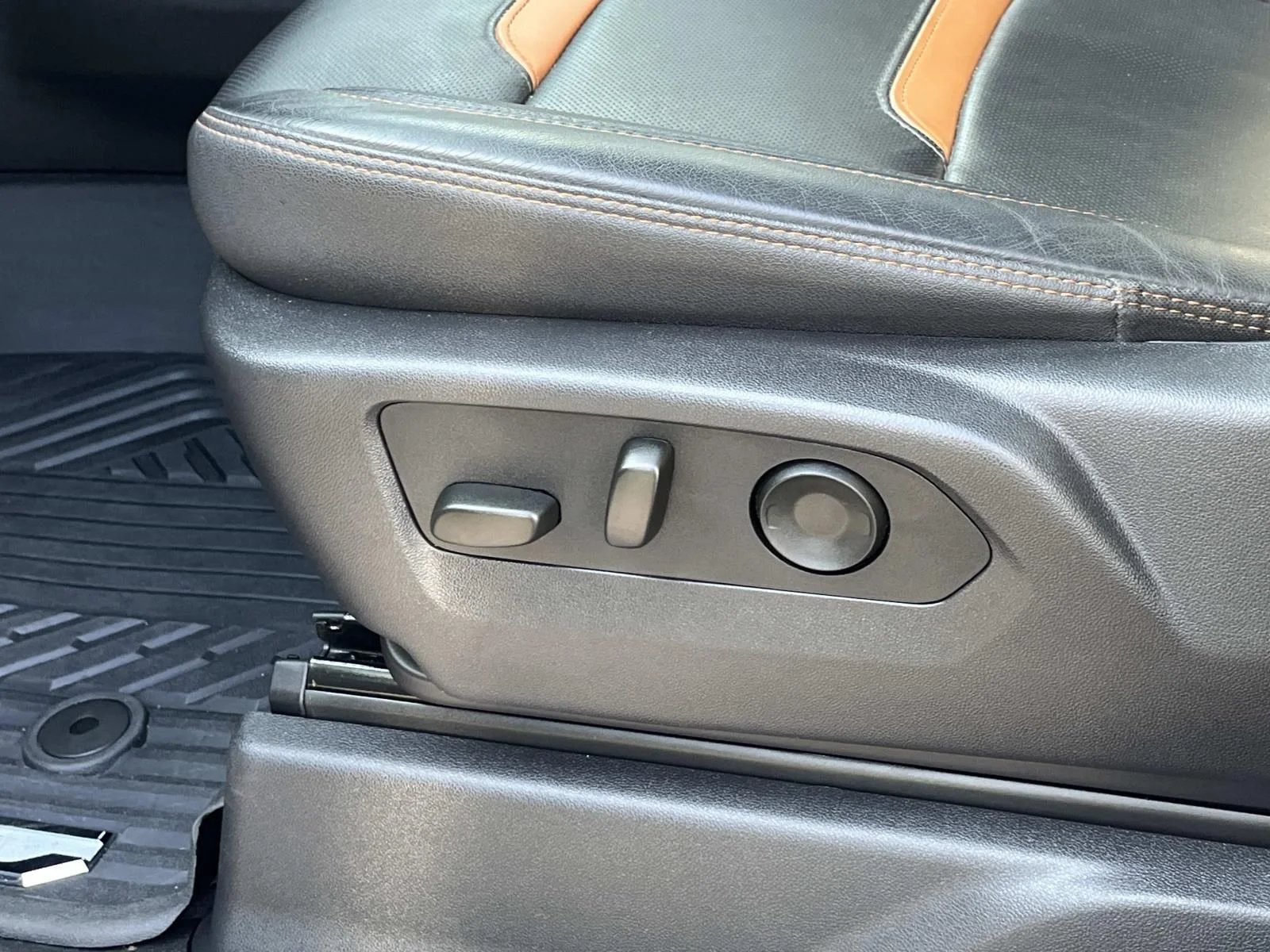 Used 2025 White GMC AT4 image 29