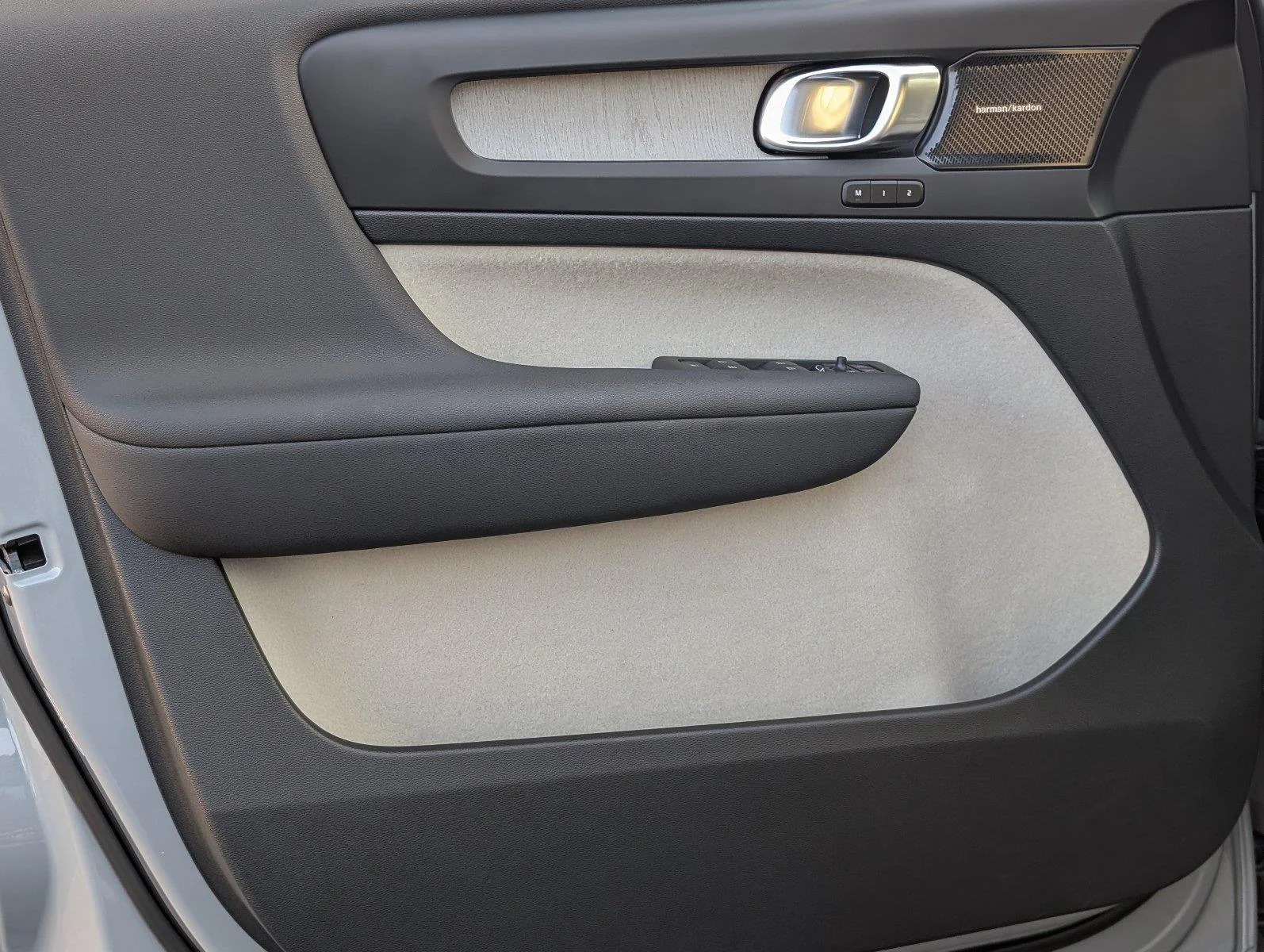 Used 2024 Vapor Grey Metallic Volvo Plus Bright Theme image 18
