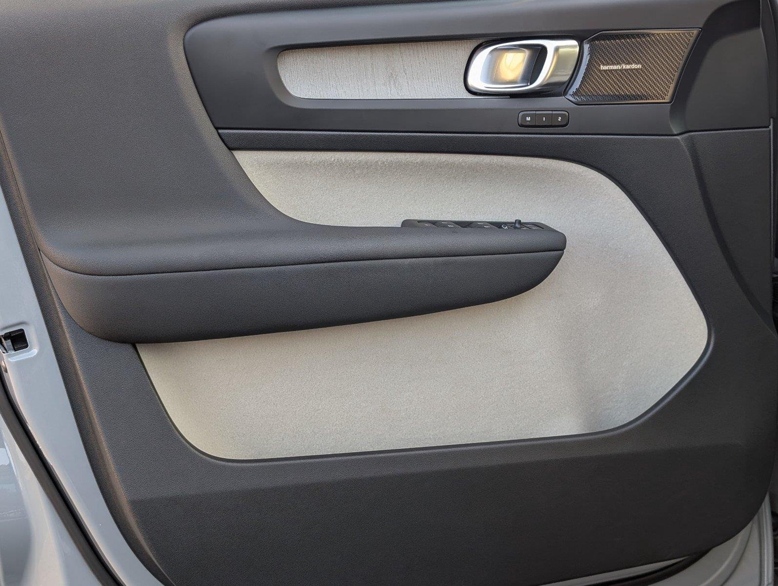 Used 2024 Vapor Grey Metallic Volvo Plus Bright Theme image 18