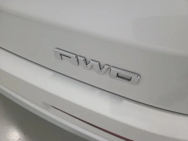 Used 2019 White Frost Tricoat GMC Denali image 6