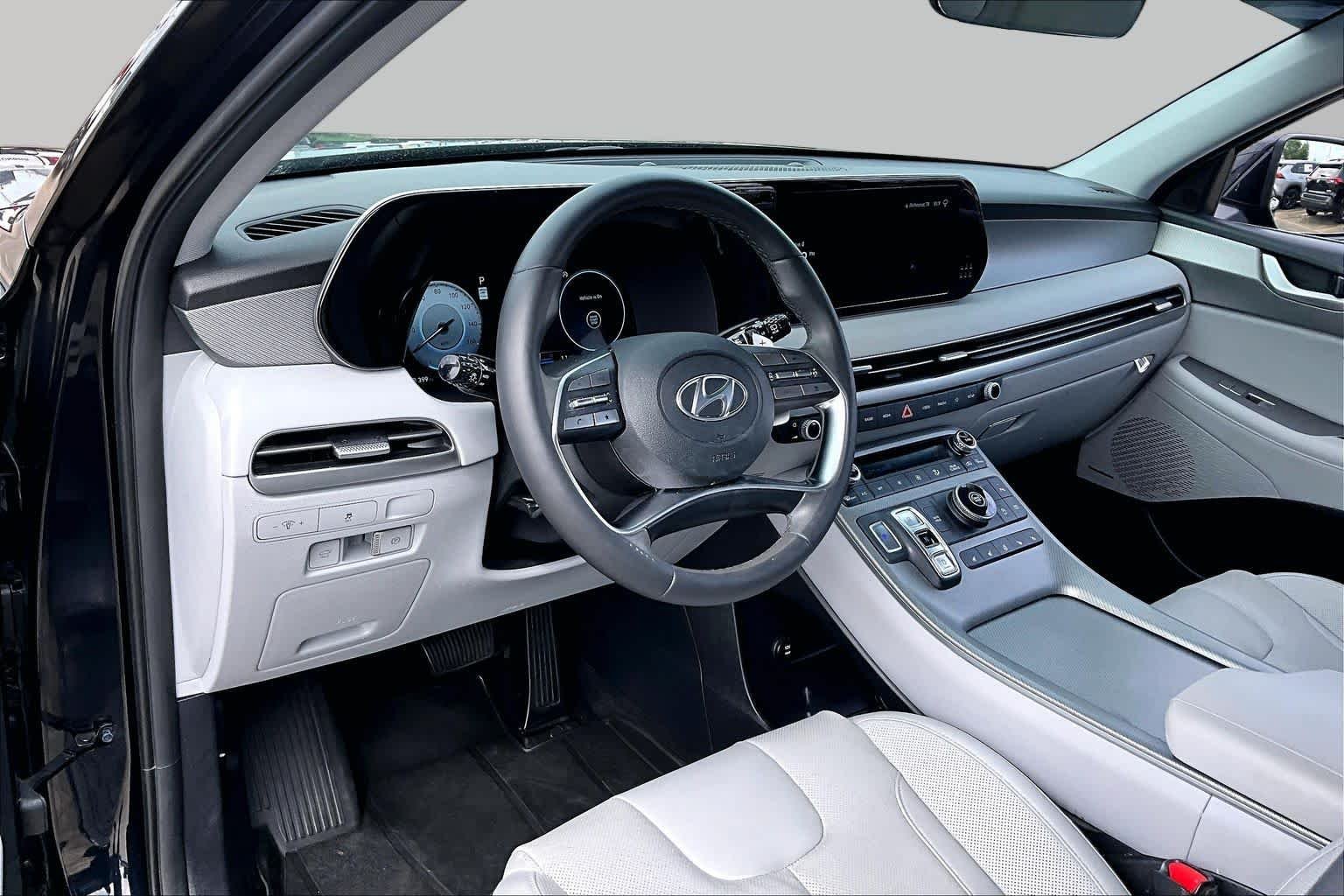 Used 2024 Moonlight Cloud Hyundai SEL 8P image 17