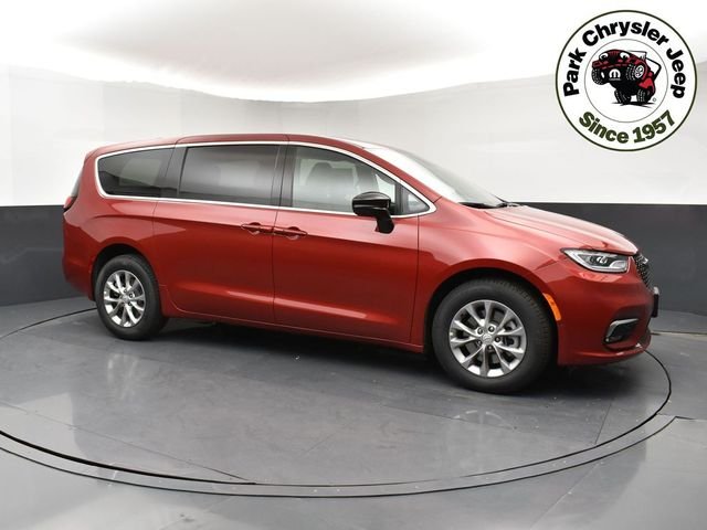2026 Chrysler Pacifica Select AWD's photo