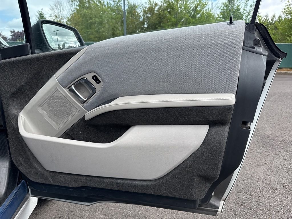 Used 2014 Capparis White w/BMW i Frozen Blue Accent BMW with Range Extender image 23