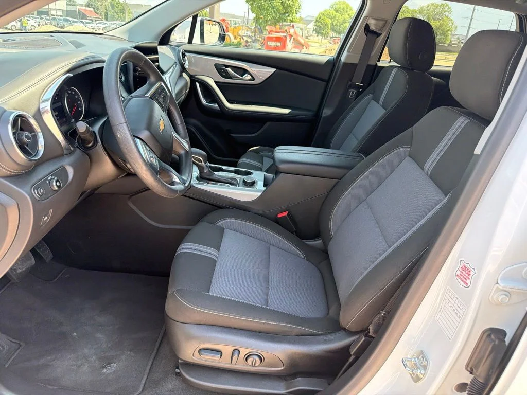 Used 2025 White Chevrolet LT image 17