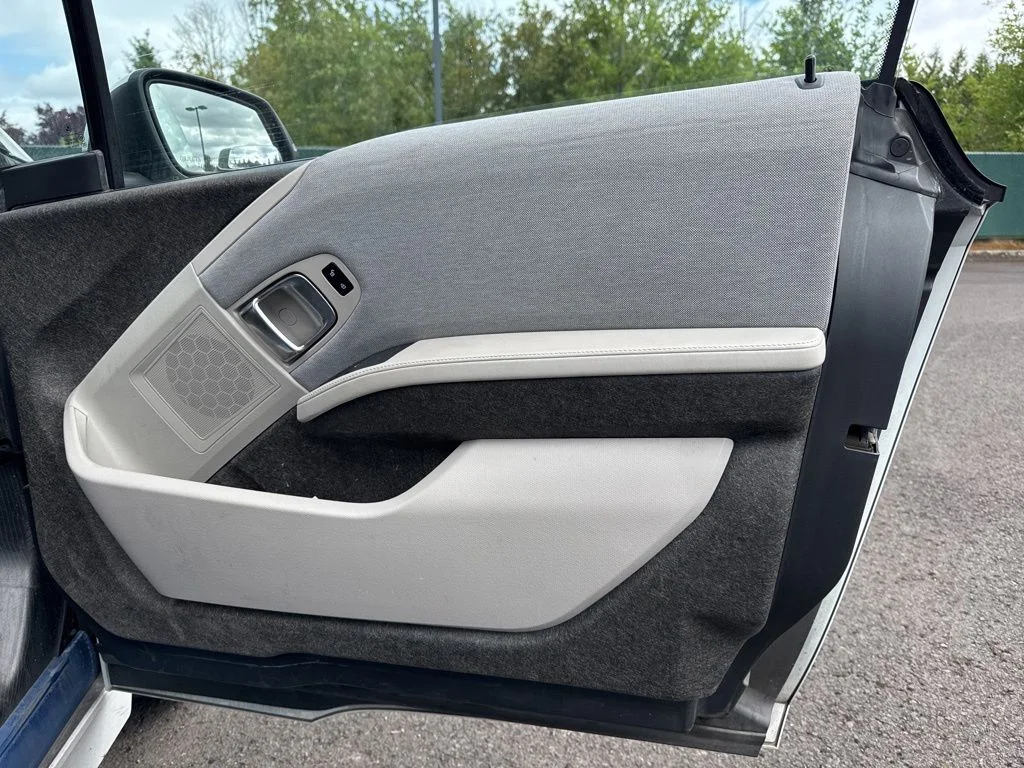 Used 2014 Capparis White w/BMW i Frozen Blue Accent BMW with Range Extender image 23