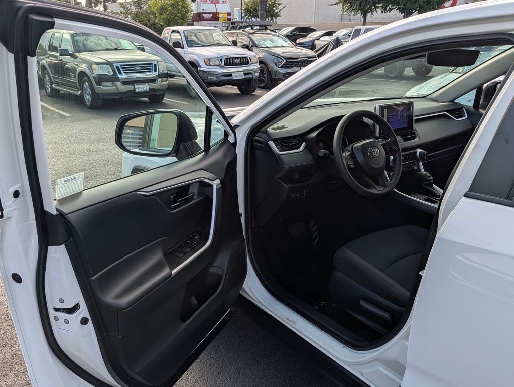 2024 Toyota RAV4 LE - Photo 32