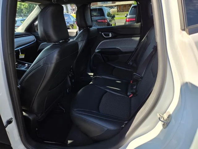 Used 2024 White Jeep Latitude image 12