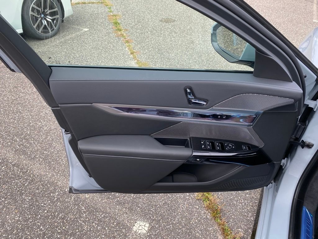 2026 BMW 7 Series 750e - Photo 15