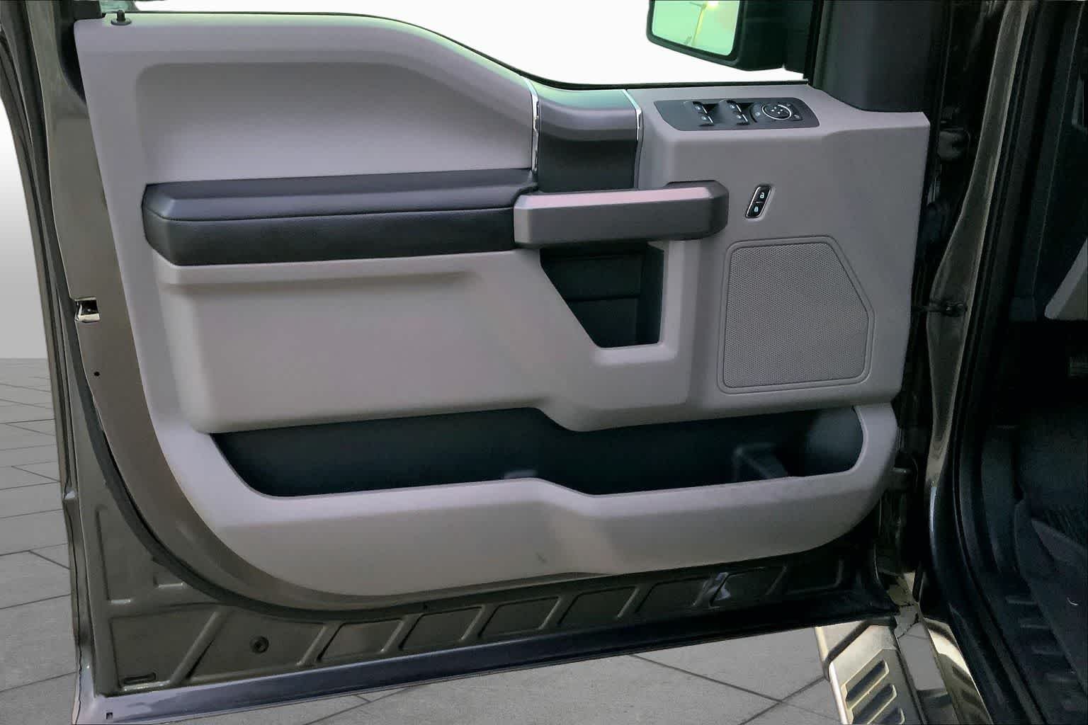 Used 2015 Magnetic Metallic Ford XLT image 19